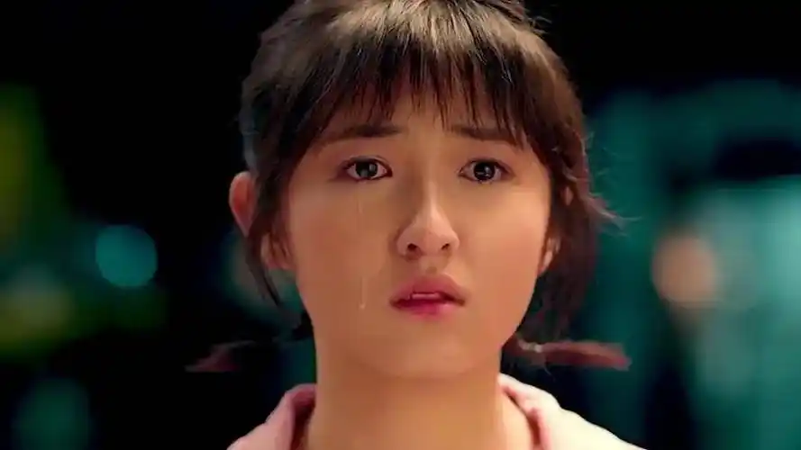 作品无人问津,演技被质疑:和渣男焉栩嘉恋爱后,张子枫被骂惨了_电影