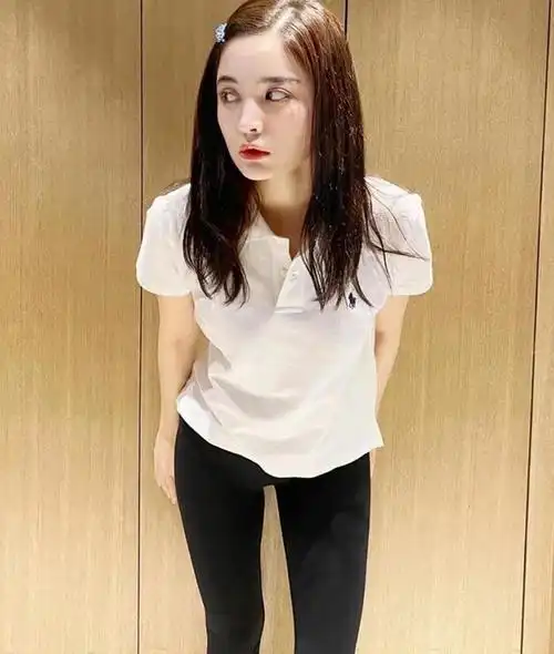 她穿着紧身裤,露脐装和热辣的低腰牛仔裤走机场.