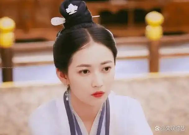 陈钰琪公主裙造型上线,身穿不同造型的装扮,拍摄出一组唯美的照片