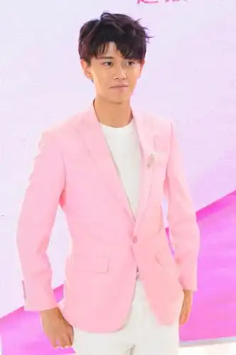 任嘉伦粉色西装帅气亮相 频卖萌向粉丝示爱