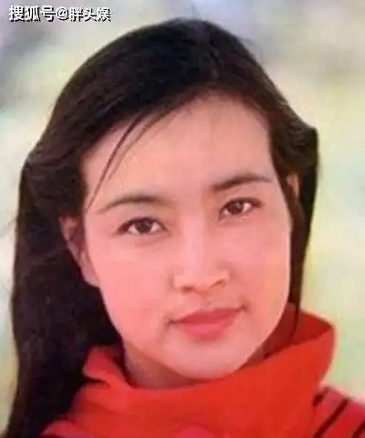 原创刘晓庆早年罕见照片比现在年轻得多但没现在有气质