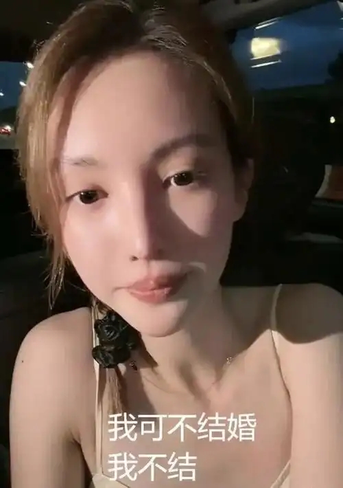 但是金晨之前又开直播回应,否认了她是胡夏暗恋的对象,还说自己这几年