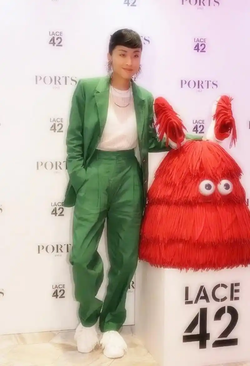 陈奕迅老婆的穿搭终于回归了!绿色连衣裙,简约大方,品位不亚于女星!