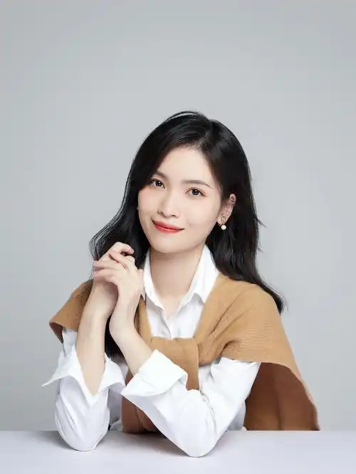 为了配合工作需要,拍了一组职业形象照因为要两个不同风格,所以选了一