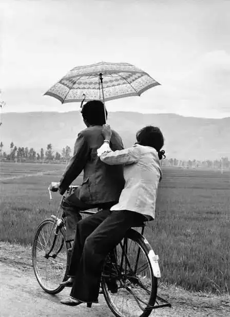 80年代老照片那时候的人都很淳朴图三大爷的背心真潮