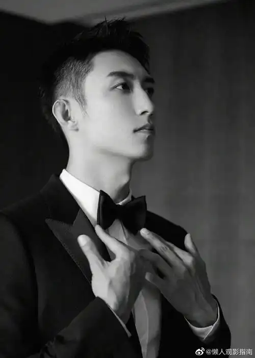 黄景瑜北影节黑西装造型