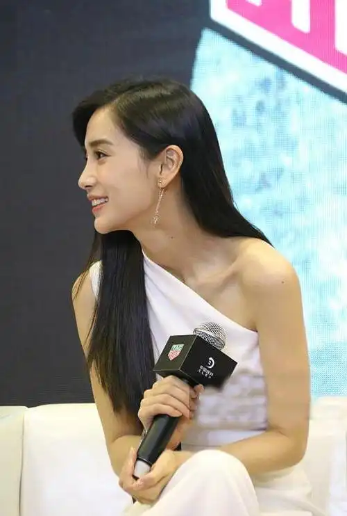 杨颖穿白色长裙气质优雅被拍侧脸及肩膀白皙滑嫩完美无瑕