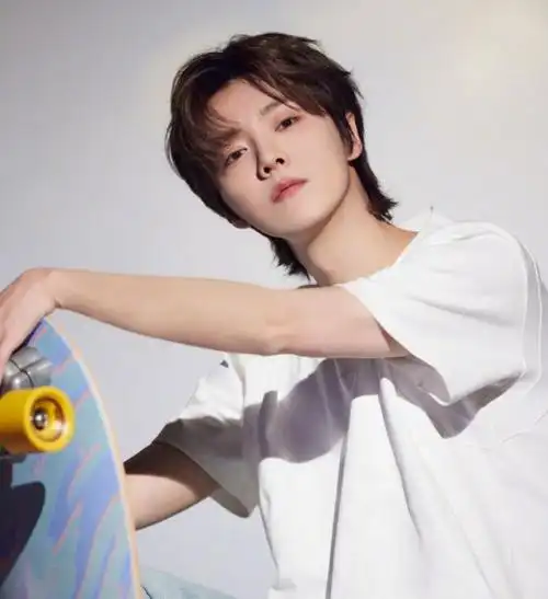 鹿晗新节目路透金色长发配粉红外套少了阳刚多了一丝阴柔