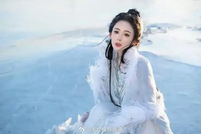 古力娜扎冰面仙羽写真释出一袭古装白衣好似仙女下凡