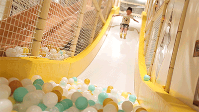 波波池区最特别的一点是把滑滑梯和攀爬障碍城堡连在一起,穿插ar互动