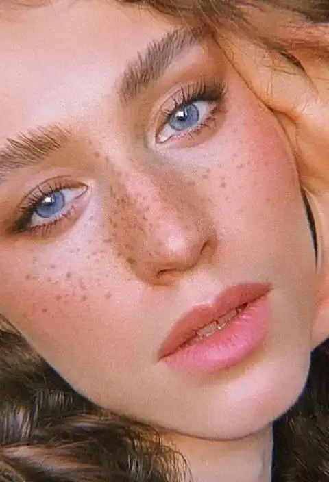 欧阳娜娜"雀斑脸"也有人夸?蔡徐坤3年前因它被嘲,如今真香