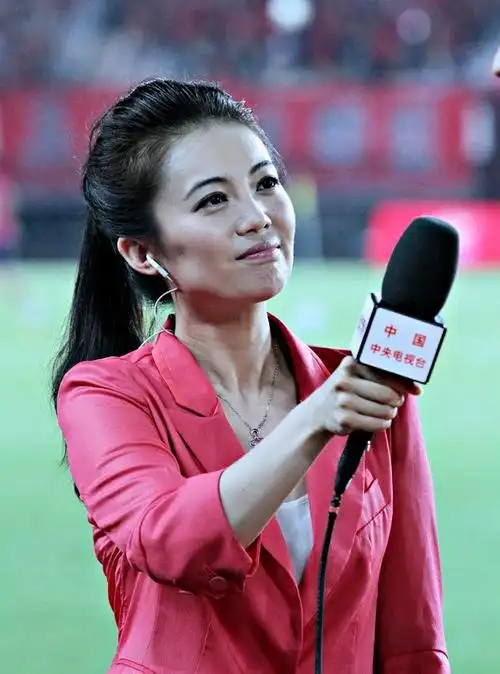 走红的体育女记者央视女神受追捧