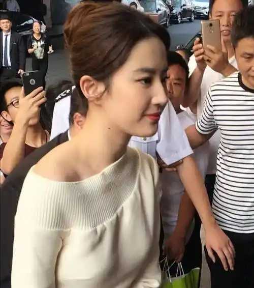 刘亦菲素颜喝咖啡随拍,这样的神仙姐姐你们喜欢吗?