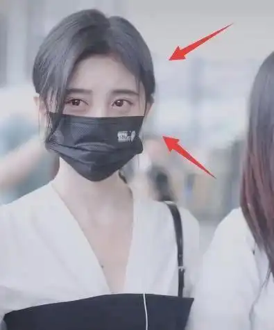 鞠婧祎走机场扎马尾的发带接近两千块路人视角筷子腿优越