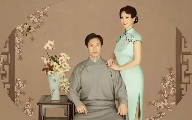 54岁翁虹全家福曝光母女俩穿旗袍温婉大方看上去像姐妹