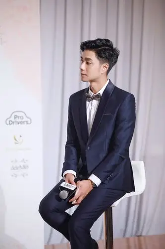 袁成杰海蓝色西装现身日本 大秀长腿好身材