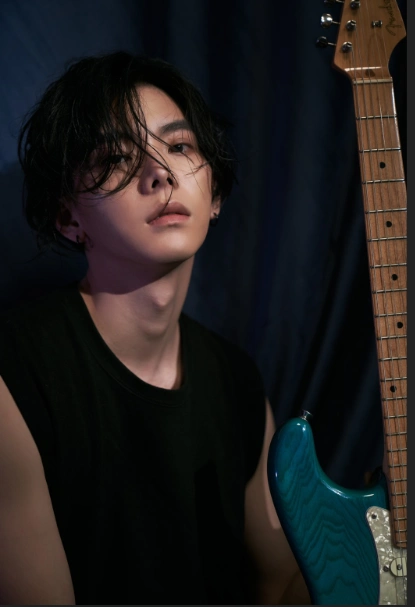 "纯日动静型男"杨宇腾为抒情单曲《水蓝色情人》mv