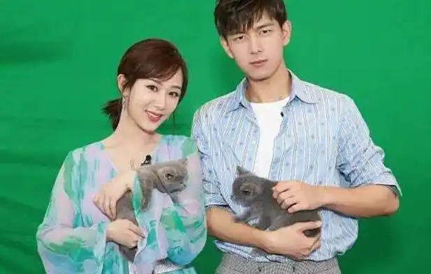 路人镜头下的杨紫长啥样?去掉10级美颜滤镜后,终于相信李现审美