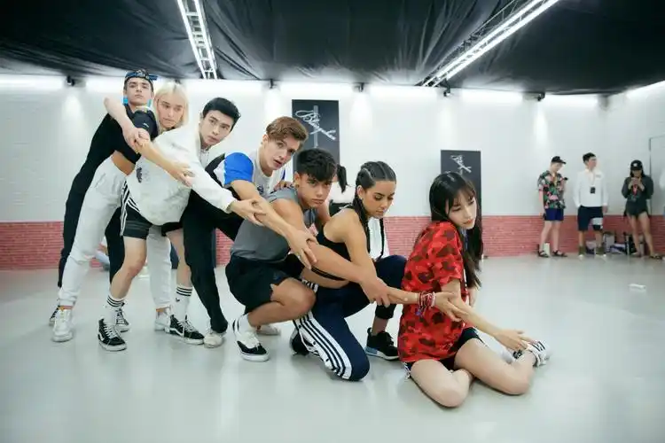 angelababy携手残疾舞蹈家刘岩 《新舞林大会》诉说爱与勇气_综艺要闻