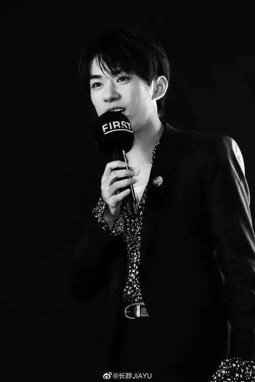 易烊千玺魅力图照合集,翩翩贵公子温柔上线