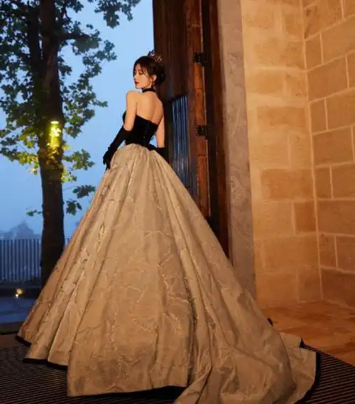 论变美没人比得过鞠婧祎抹胸公主裙现锁骨杀像180身高的超模