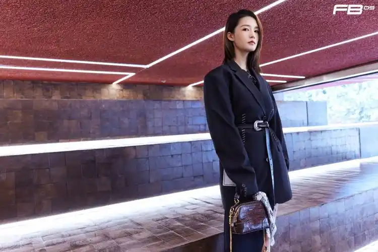 李沁黑色西装时尚写真图片