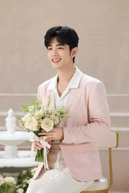 肖战evelom伊芙珑代言人##肖战##肖战粉色深v西装