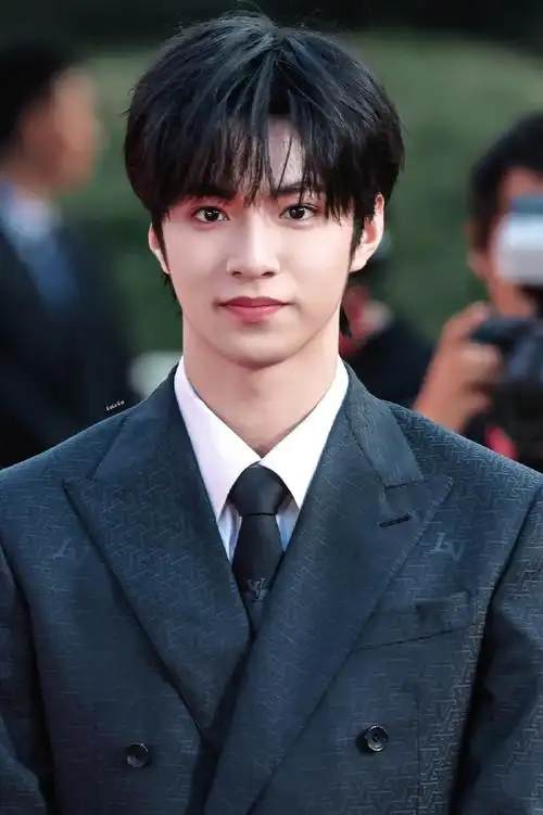 新生代演员刘耀文##刘耀文系领带