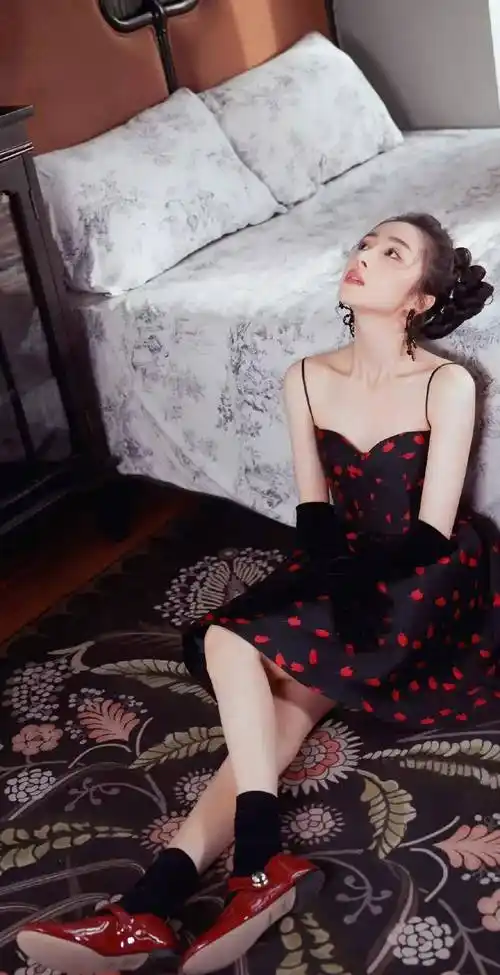 胡冰卿:身着金色珍珠钩裙性感傲人的身材_娱乐_篇文章_问题