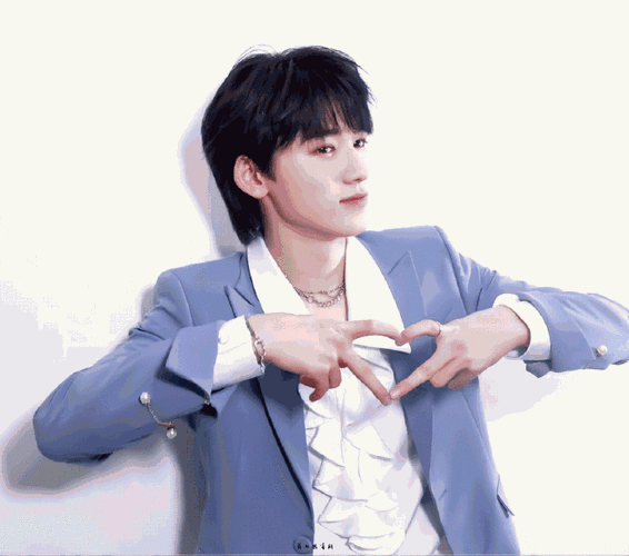 宋亚轩比心好甜