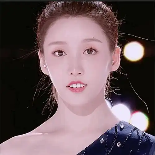 今晚镜头挺多的姜贞羽还上过戛纳红毯啊
