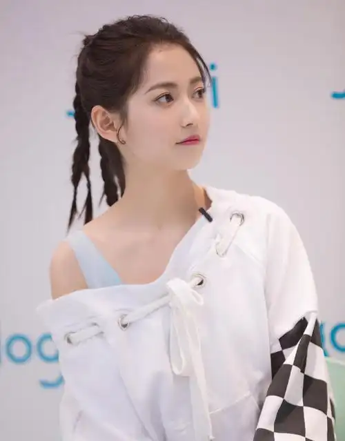 陈钰琪超靓丽,肤白貌美,优雅迷人!