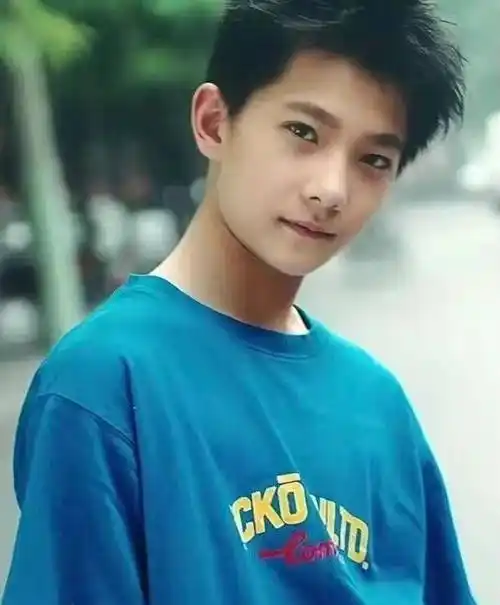 杨洋原来是从小帅到大太像丁凯乐,你们见过杨洋小时候的样子吗?