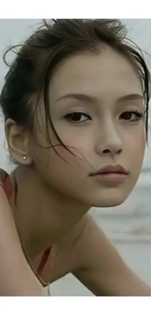 很年轻时候的angelababy泳装旧照,感觉那时候没开眼角.