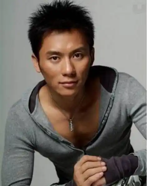 里面他撞脸李晨!