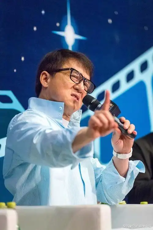 2024春节档:成龙周星驰再对决,谁能赢得票房笑到最后?