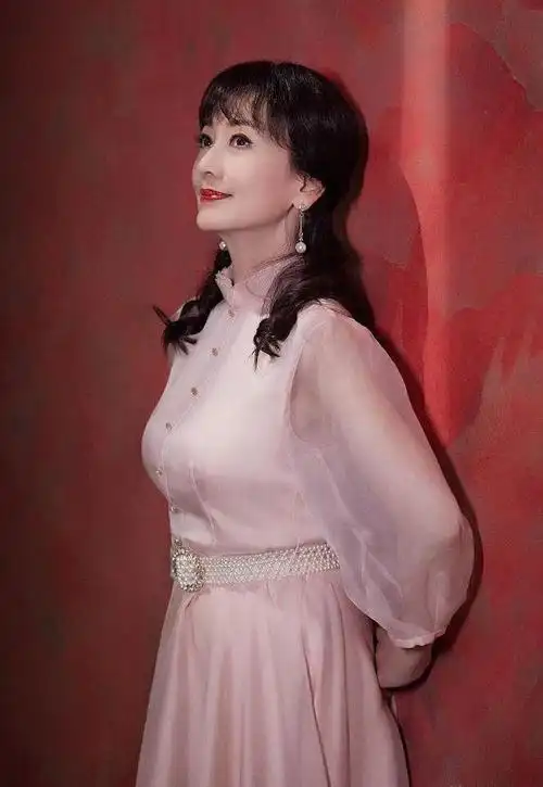 70岁赵雅芝不认老竟敢穿超短裤,大秀性感美腿,远看就像一少女