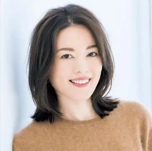 告别大妈感,45岁女性必备的10款"锁骨卷"发型:既时髦又气质_头发_刘海