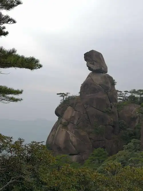 三清山标志性奇观绝景,原名女神峰,又称司春女神,海拔1180余米,通高86