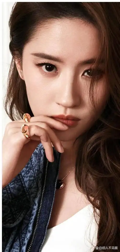 近期网络上热议的一个话题就是刘亦菲的演艺事业和她在活动领域的积极