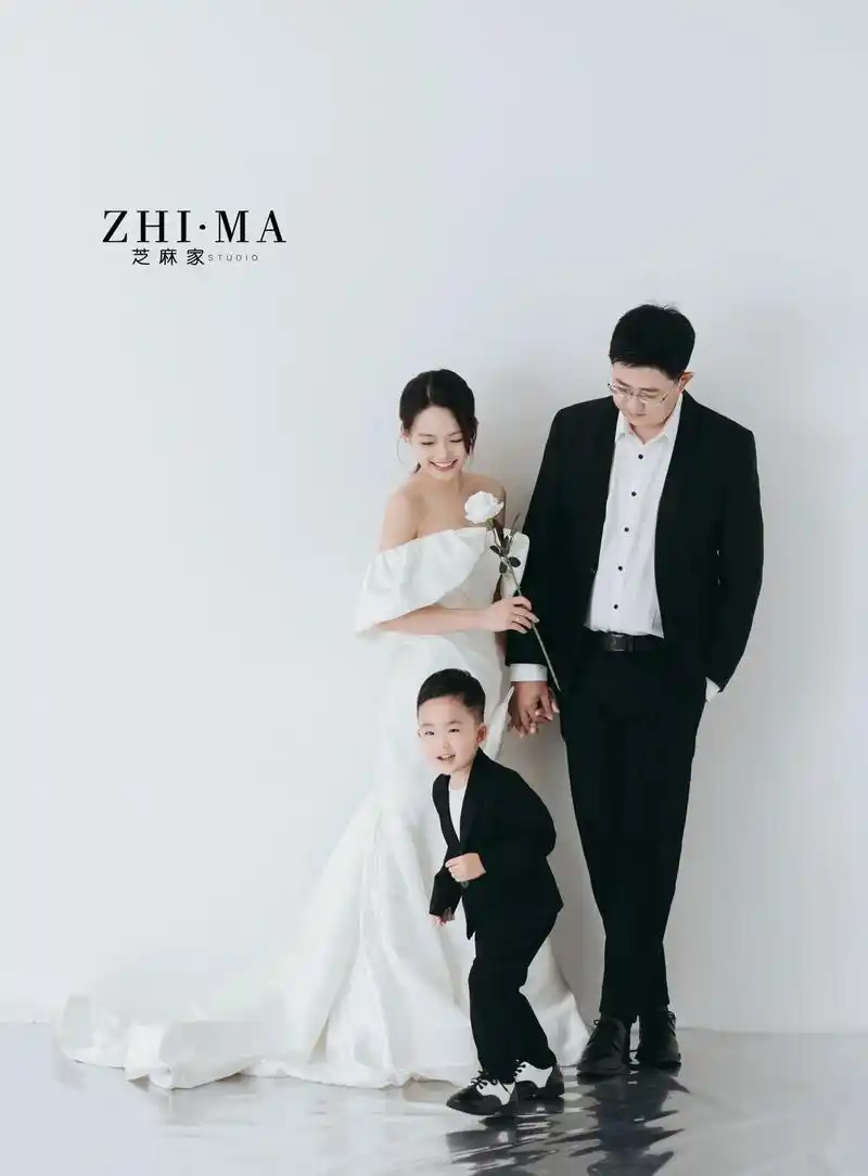 一家三口的全家福还可以这样拍 高级简约的白色婚纱搭配西装 纯 - 抖