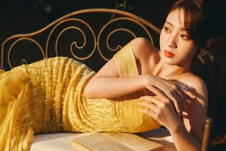 邢菲最新红毯造型!黄色修身长裙,彰显甜美个性,复古浪漫__财经头条