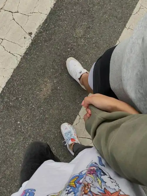 要和男朋友拍好多好多的牵手照片