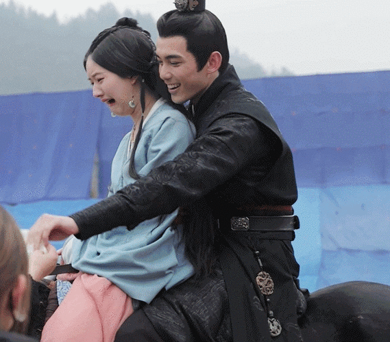 星汉灿烂片场有多好笑##赵露思又被马控制了