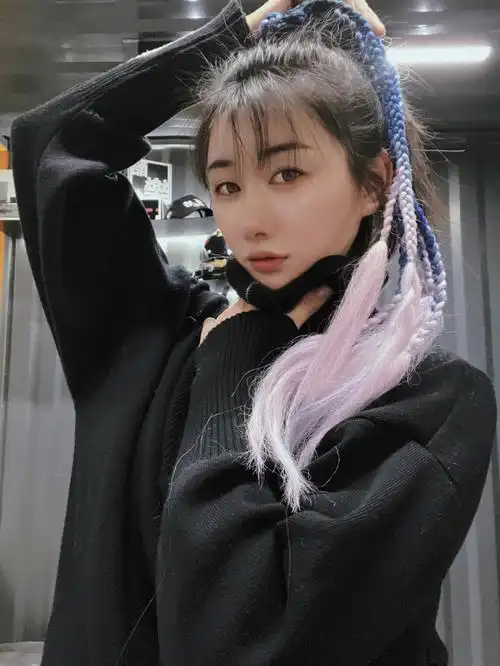 被自己编的脏辫美呆了