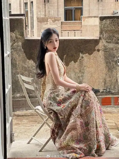 虞书欣晒百变造型写真随拍 多种风格穿搭尽显好身材