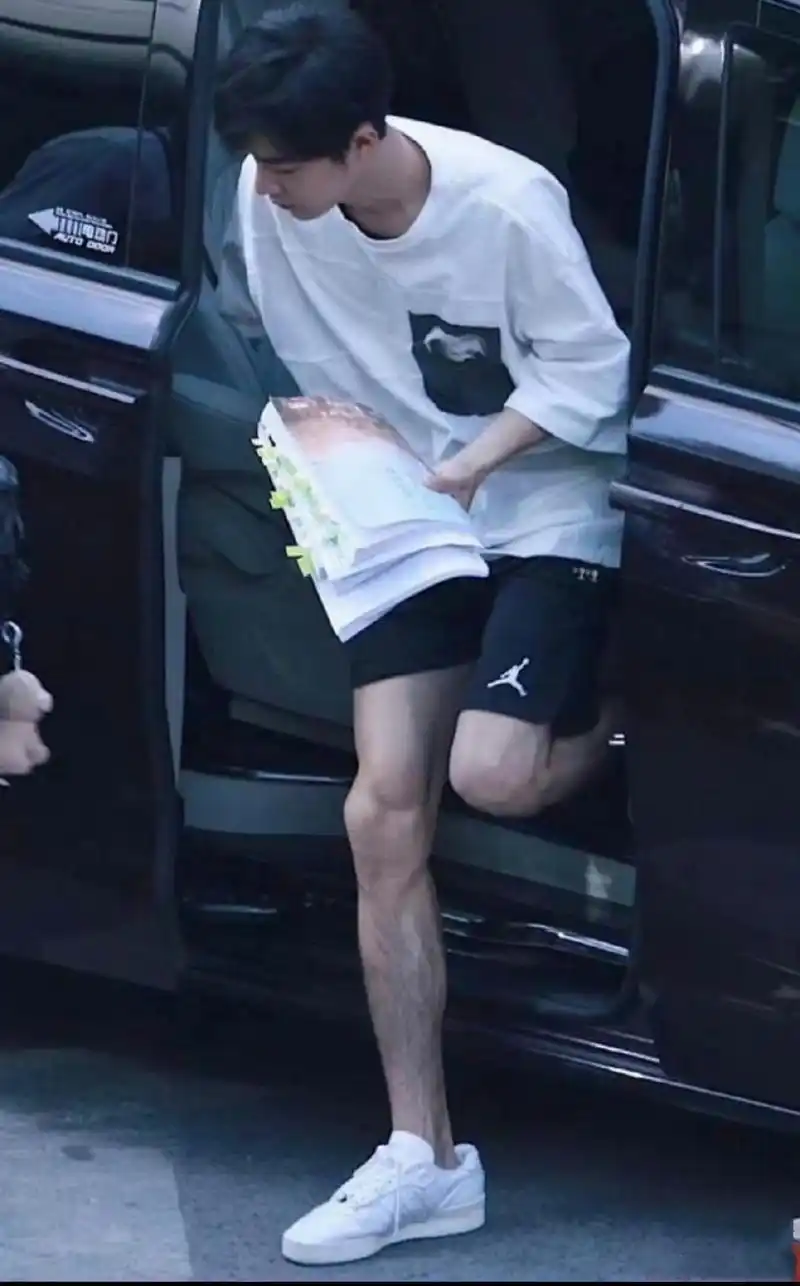 顶流腿毛上热搜?其实他还有黑黑的腹毛