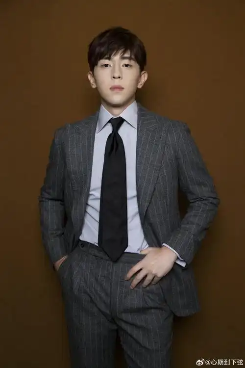 邓伦##邓伦粉丝##邓伦现状#    翩翩少年  西装伦