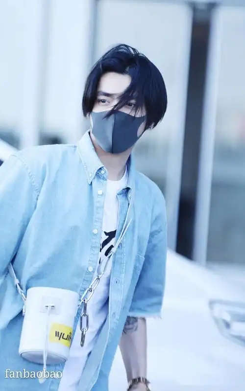 吴亦凡昨天的机场造型,有点梦回8年前过马路的牛仔哥啊!