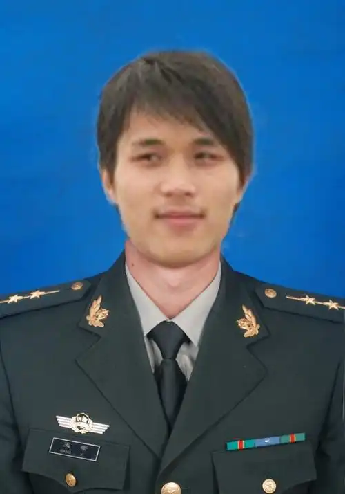 哪位大神帮我ps一张军装照谢谢